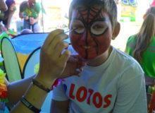 chłopiec pomalowany na spidermana